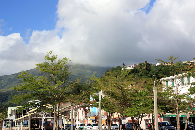 Martinique au fond la Monagne Pelée